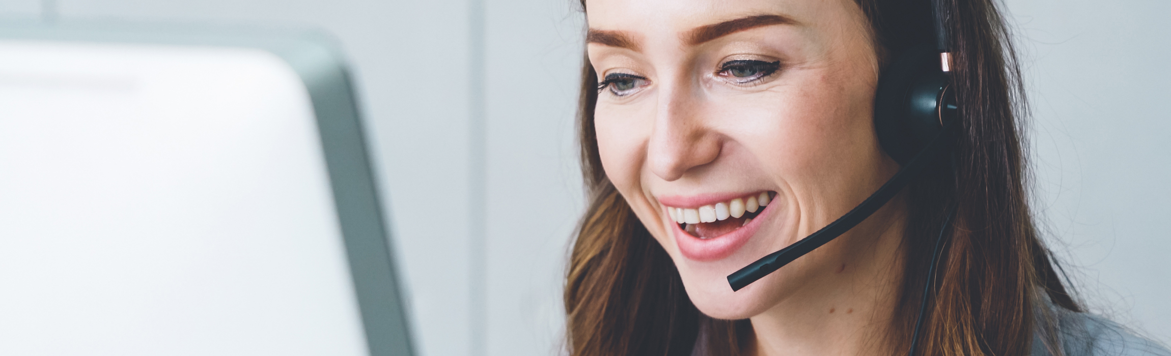 ny-41506446-business-people-wearing-headset-working-in-office